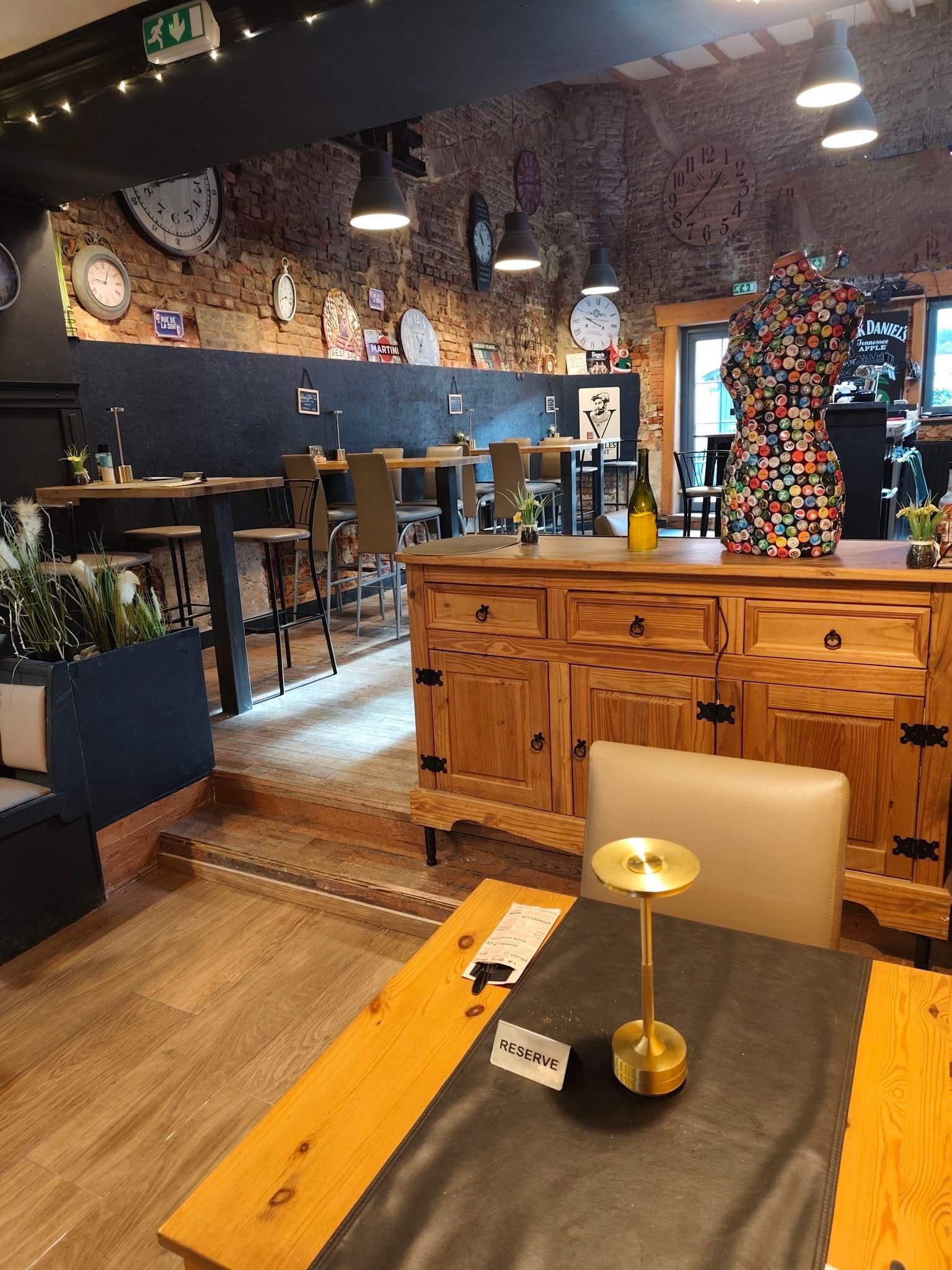 Intérieur chaleureux du snack bar Au Golden à Wavre
